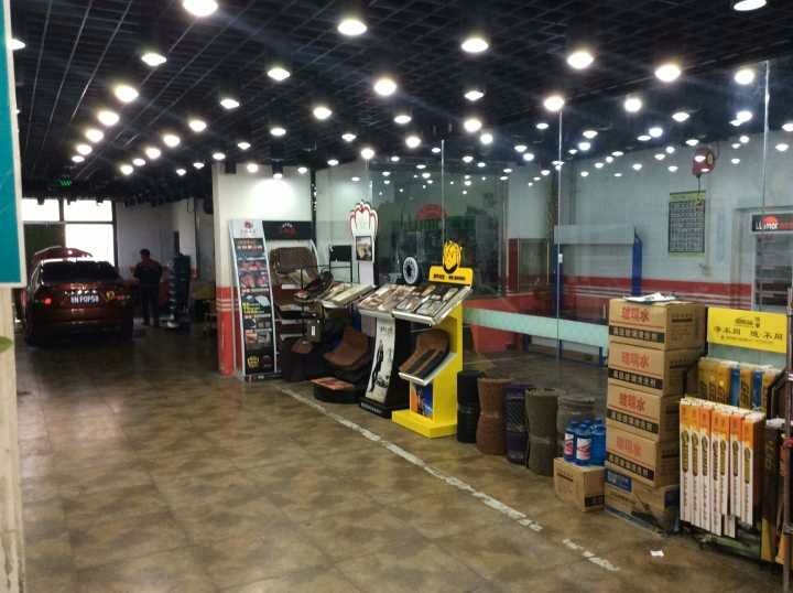 汽車(chē)裝飾店前臺(tái)接待